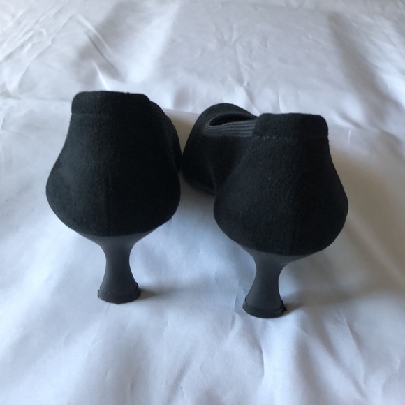 Women’s size 8M Stuart Weitzman black perforated pumps - Picture 14 of 14